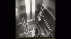 <b>残忍!马来西亚劫匪电梯暴打女子,监控录像在网上疯传</b>