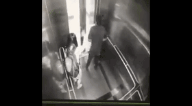 残忍!马来西亚劫匪电梯暴打女子,监控录像在网上疯传
