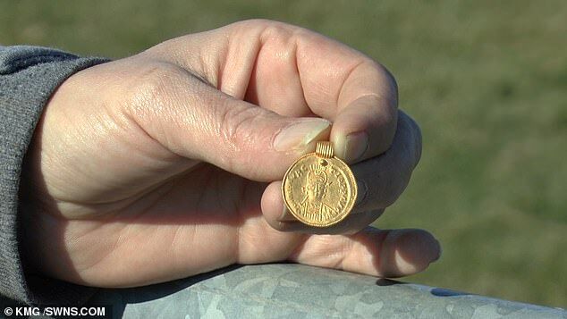 英国女子在农田发现1500年前黄金吊坠,还以为是金币巧克力