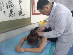<b>德惠董英魁:医术精湛暖人心 患者感恩送锦旗</b>