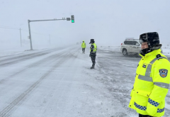呼伦贝尔市陈旗:春雪纷飞“倒春寒” 交警暖心护归途